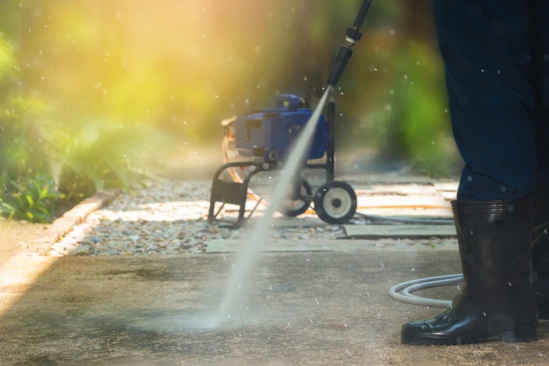 House Washing 101: What Makes Soft Washing and Pressure Washing Different?