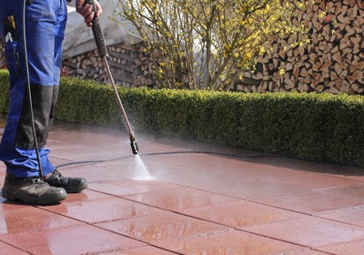 4 Reasons to Hire a Pressure Washing Company vs. DIY