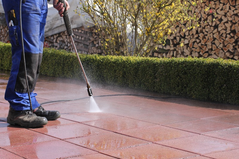 4 Reasons to Hire a Pressure Washing Company vs. DIY